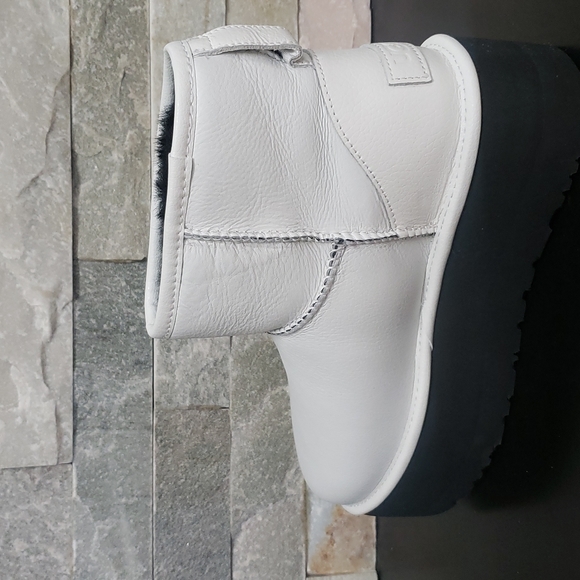 UGG Classic Mini Platform Matte Boot - Picture 10 of 11